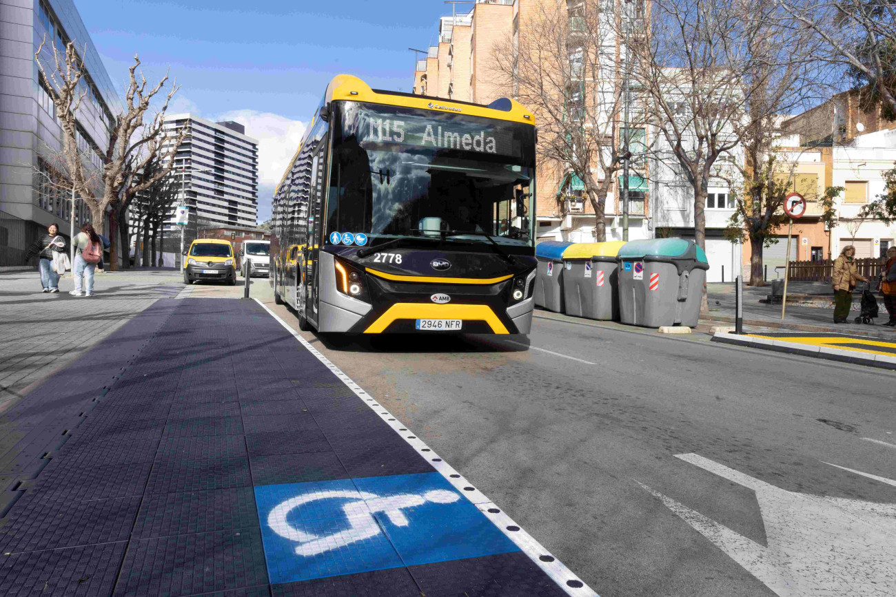 Imatge d’un bus metropolità al seu pas per la comarca
