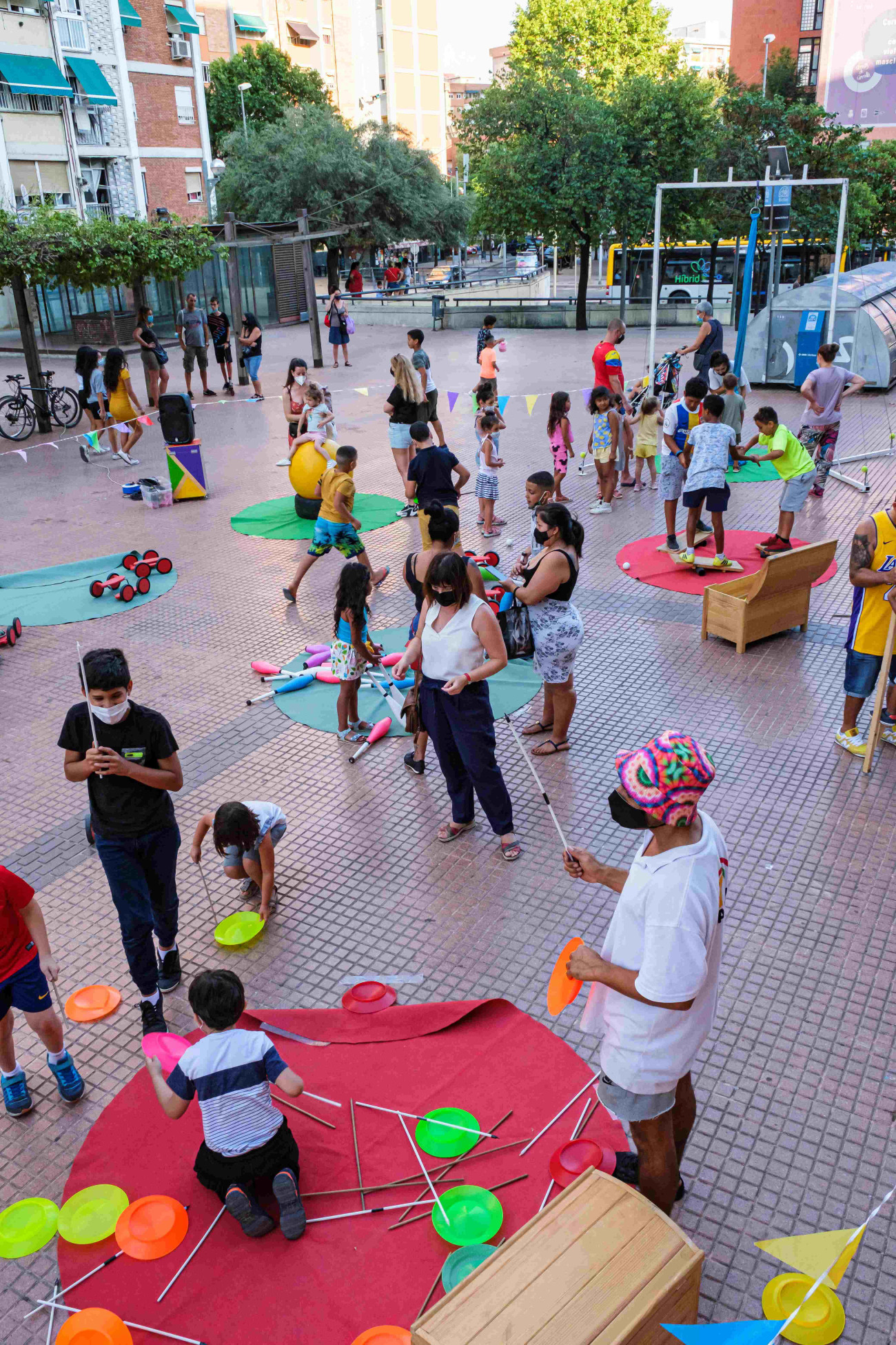Taller de circ a Sant Ildefons. Les activitats culturals i socials són presents en aquest barri de Cornellà