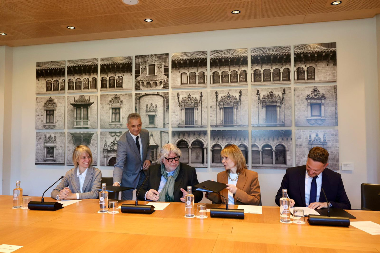 Moment de la signatura del conveni aquest dijous a la seu de la Diputació de Barcelona. Foto Òscar Ferre Diputació de Barcelona
