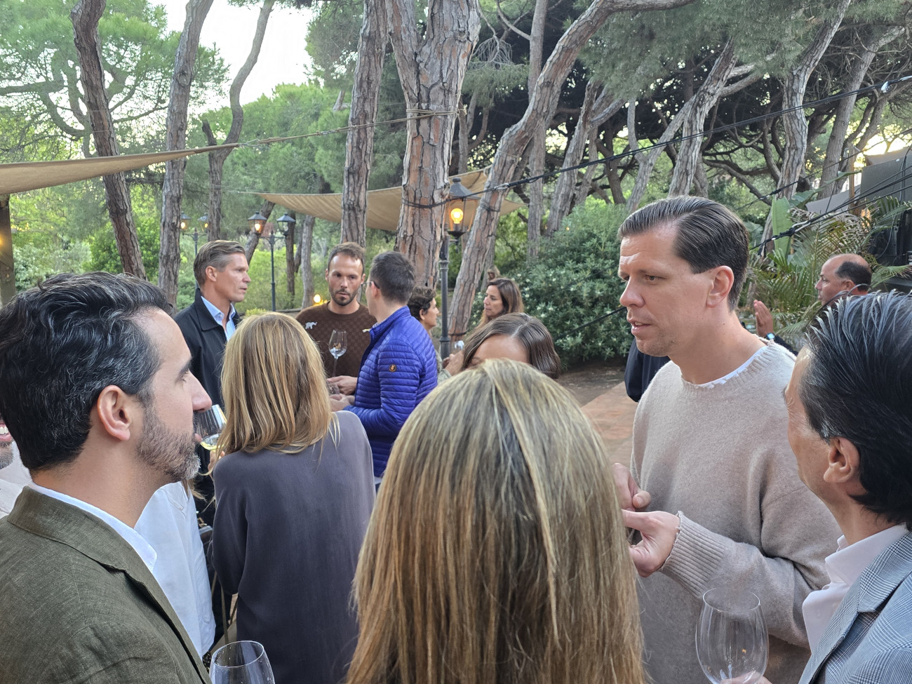 El portero del FC Barcelona, Wojciech Szczęsny, a la derecha, con un grupo de amigos. Famoso por fumar puros, es cliente habitual de Catalina, como muchos otros jugadores del Barça, como Lewandowski