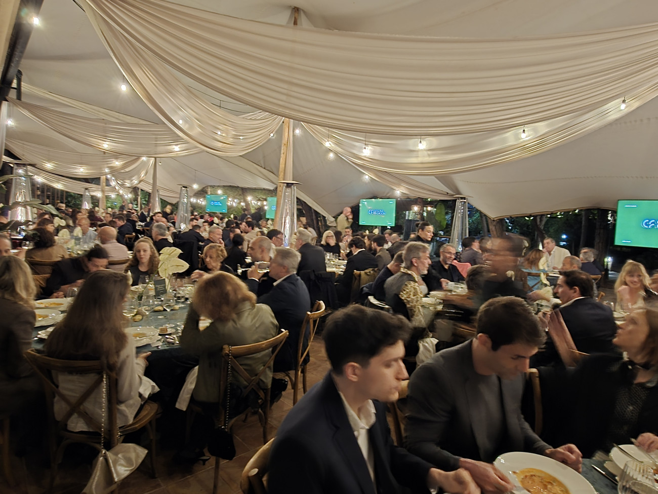 Aspecto de la cena de gala en las instalaciones de Catalina Mar donde se realizan banquetes para todo tipo de cleebraciones