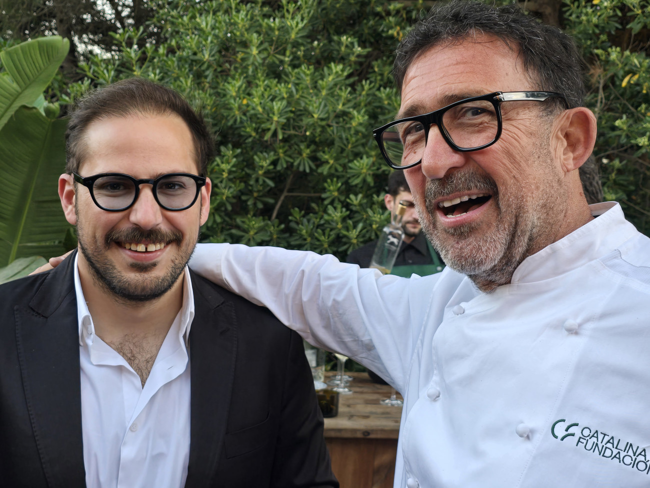 Oscar Manresa con uno de los asistentes