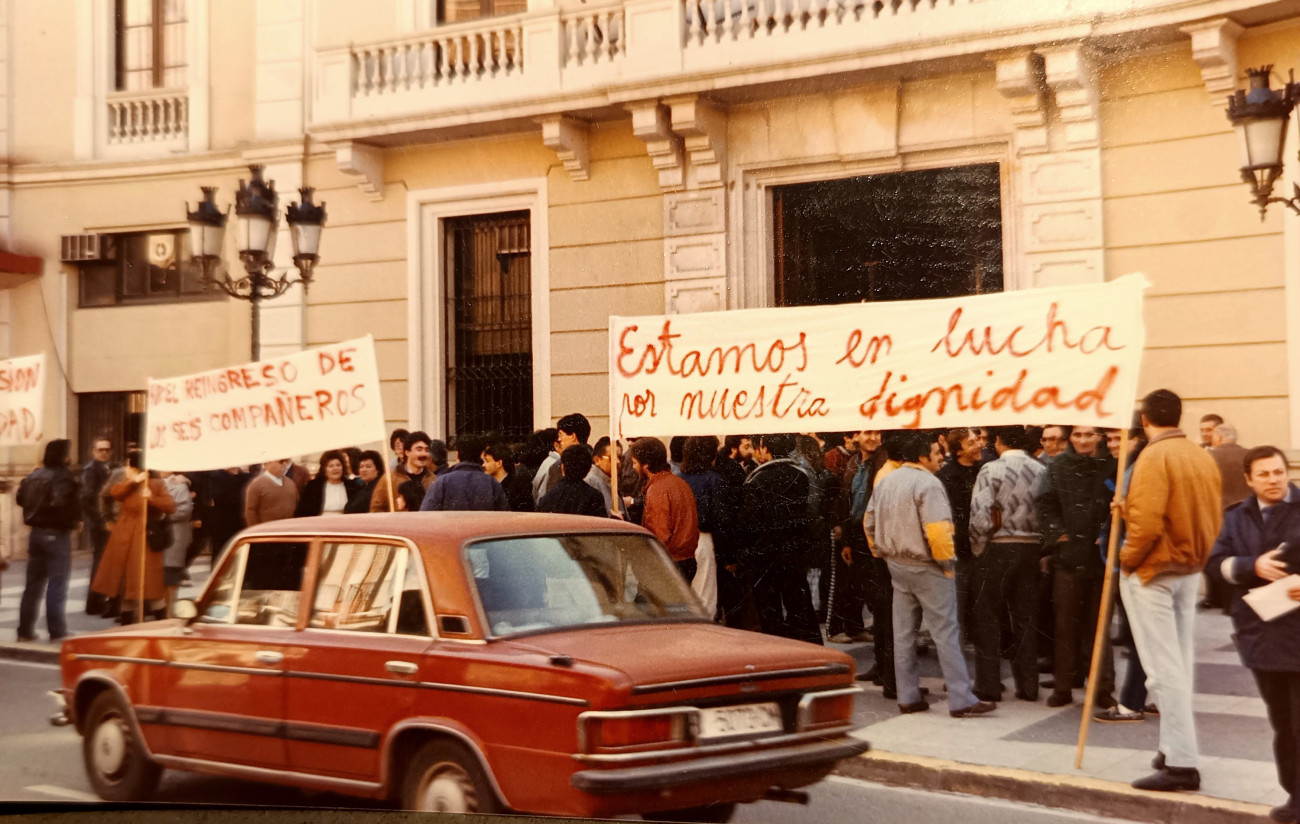 La Policía Local de l’Hospitalet es manifesta a  la plaza de l’Ajuntament a l’any 1987