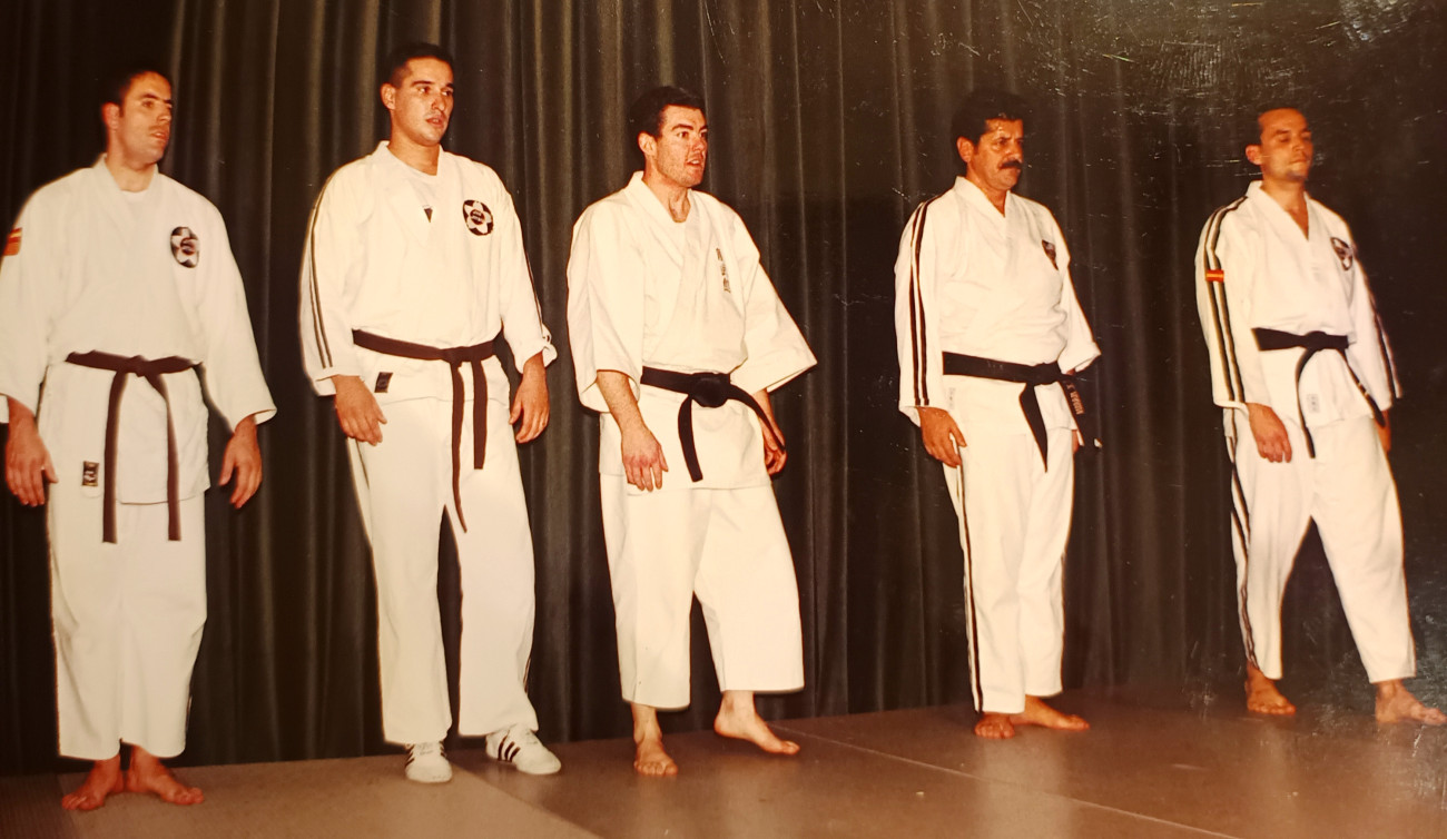Cinc agents, cinturons negres de Jiu Jitsu, instructors de defensa personal policial. Marin és el segon per la dreta