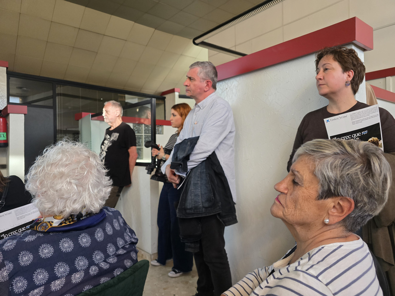 En el centro de la imagen, de pie, Manuel Domínguez, presidente del grupo municipal de En Comú Podem y socio de FIC. A su derecha, la concejala de ERC, Silvia Casola, que también es socia de FIC