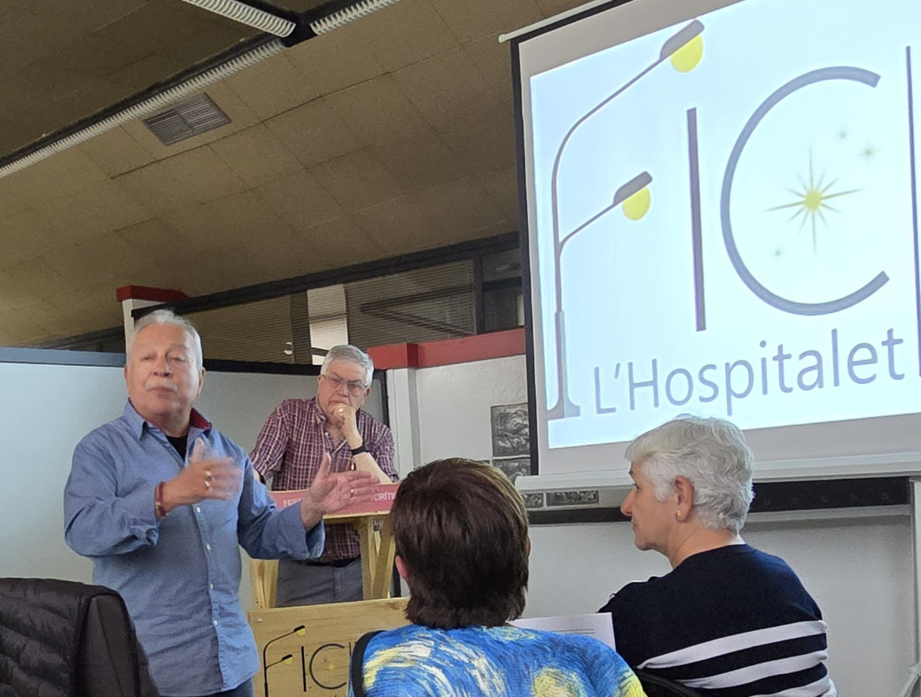 Miguel Mansergas, portavoz de la Marea Blanca/Marea Pensionista, intervino en el acto para hacer un llamamiento a la participación en defensa de todo el sector público y para reivindicar la construcción de un hospital en el norte de la ciudad