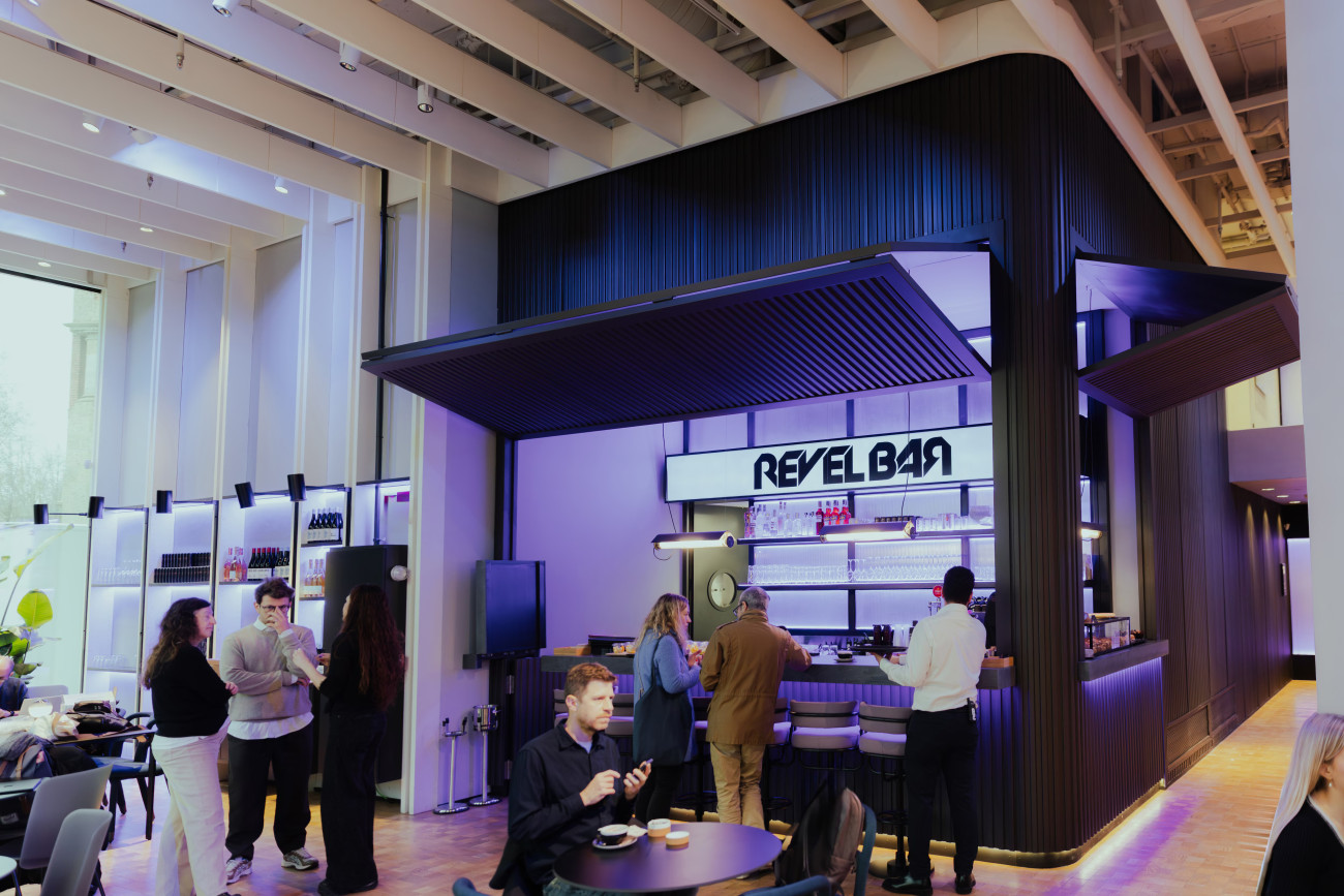 La nueva era también incorpora un nuevo restaurante, el Revel Bar