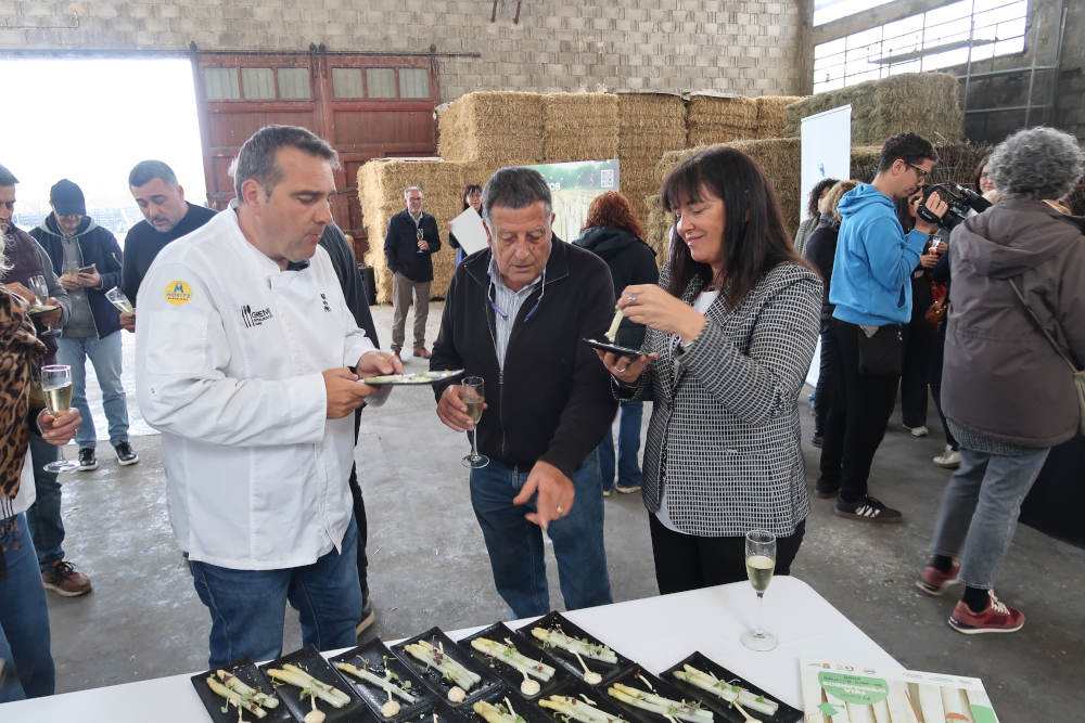 L’alcaldessa amb el representant del Gremi de Restauradors de Gavà i de la pagesia tasta el producte després de la presentació de la Fira