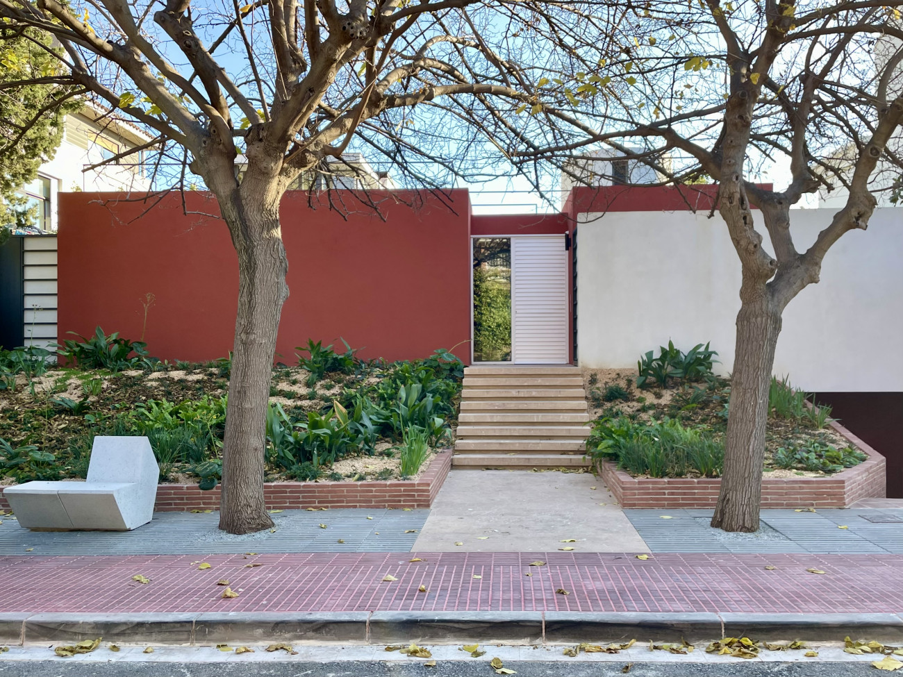 Casa Moratiel, ejemplo de integración con el paisaje, uso cuidado de la luz y una concepción doméstica refinada, situada en Esplugues y que es una visita obligada por la Capitalidad Mundial de la Arquitectura