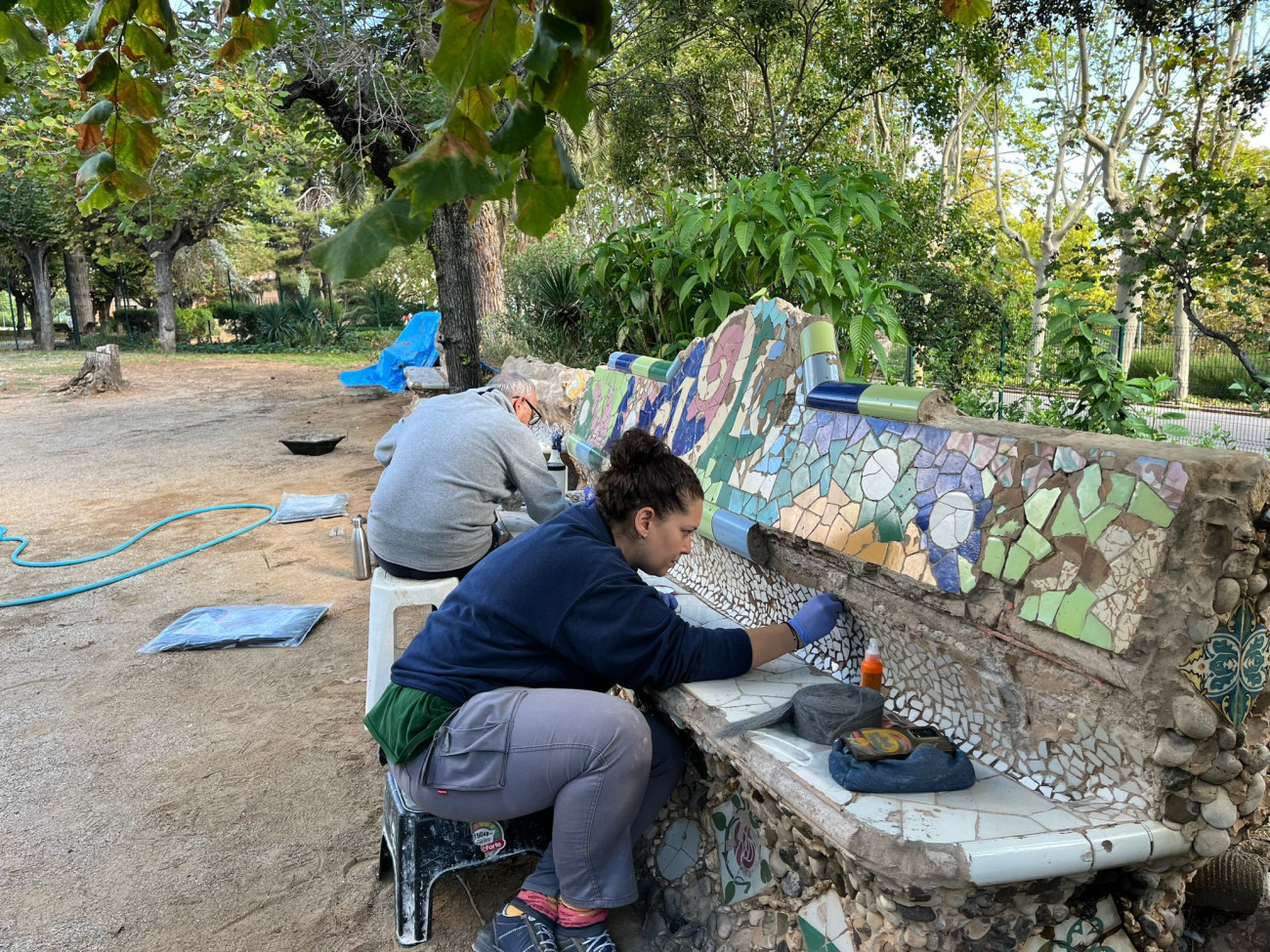 Se ha restaurado el banco del jardín del Parc Sanitari de Sant Joan de Déu en Sant Boi, la primera prueba del trencadís que después Gaudí hizo en el Parc Güell