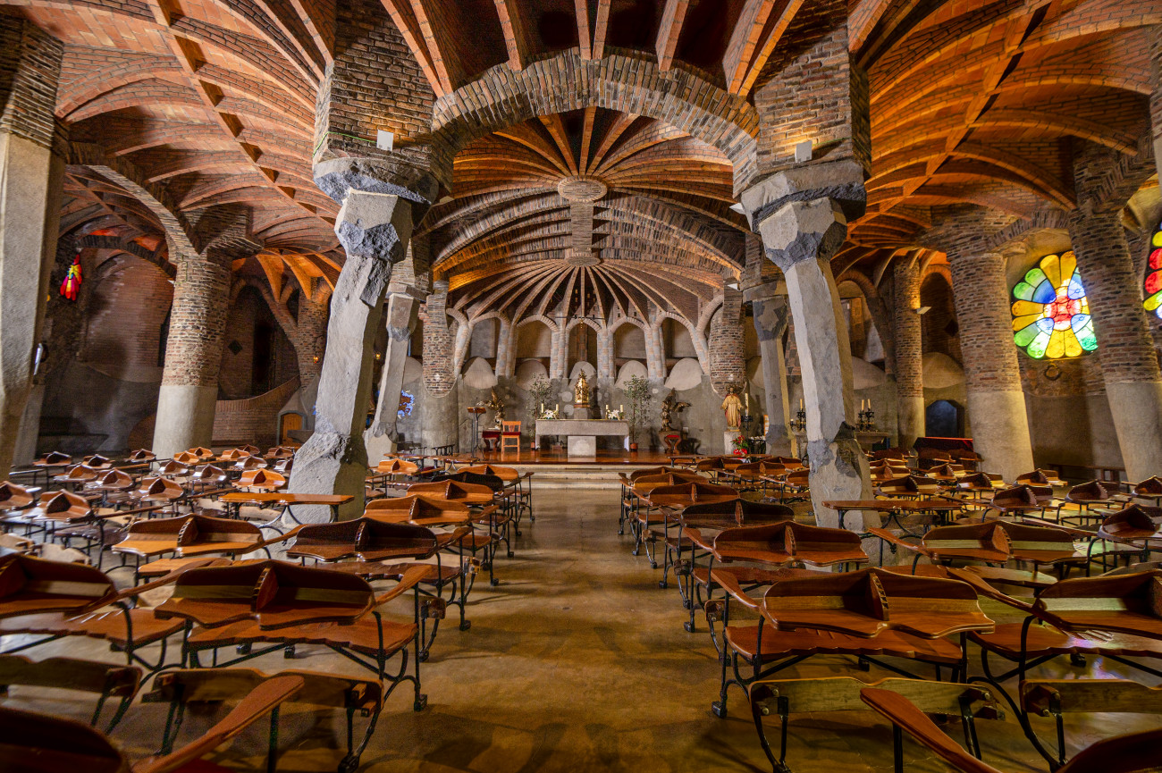 Imagen del interior de la Cripta de Gaudí en Santa Coloma de Cervelló