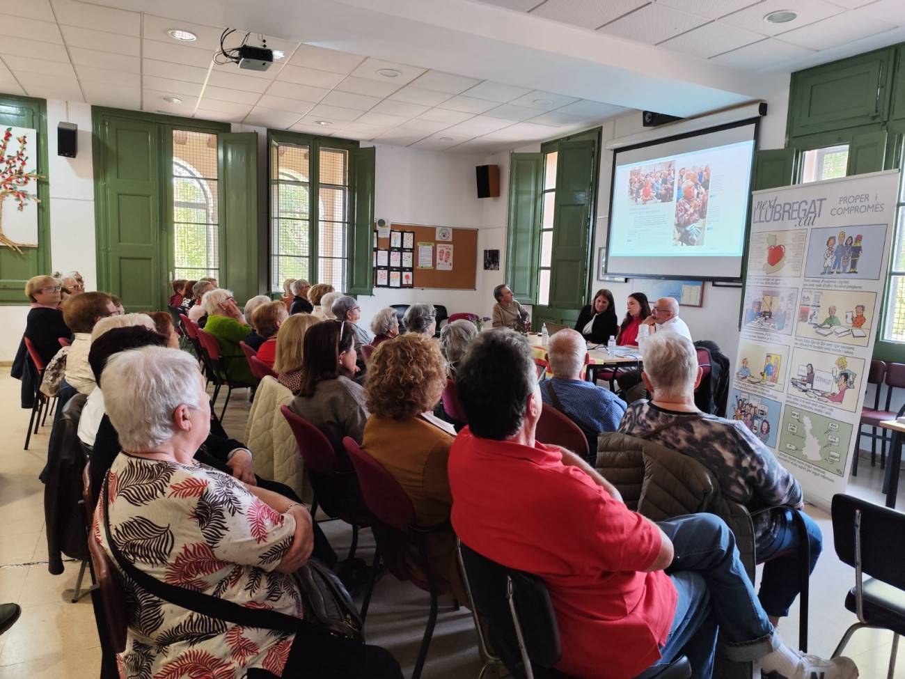 Assistents al Casal de Can Sostres, a Torrelles de Llobregat, i participants de la taula rodona (d´esquerra a dreta): Joan Juncà Mèlich, Falgàs Marco Margaleff, Nagore Mínguez i Joan Carles Valero
