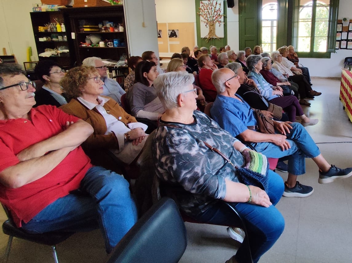 El públic assistent al Casal de Can Sostres, a Torrelles de Llobregat, durant la presentació del llibre.