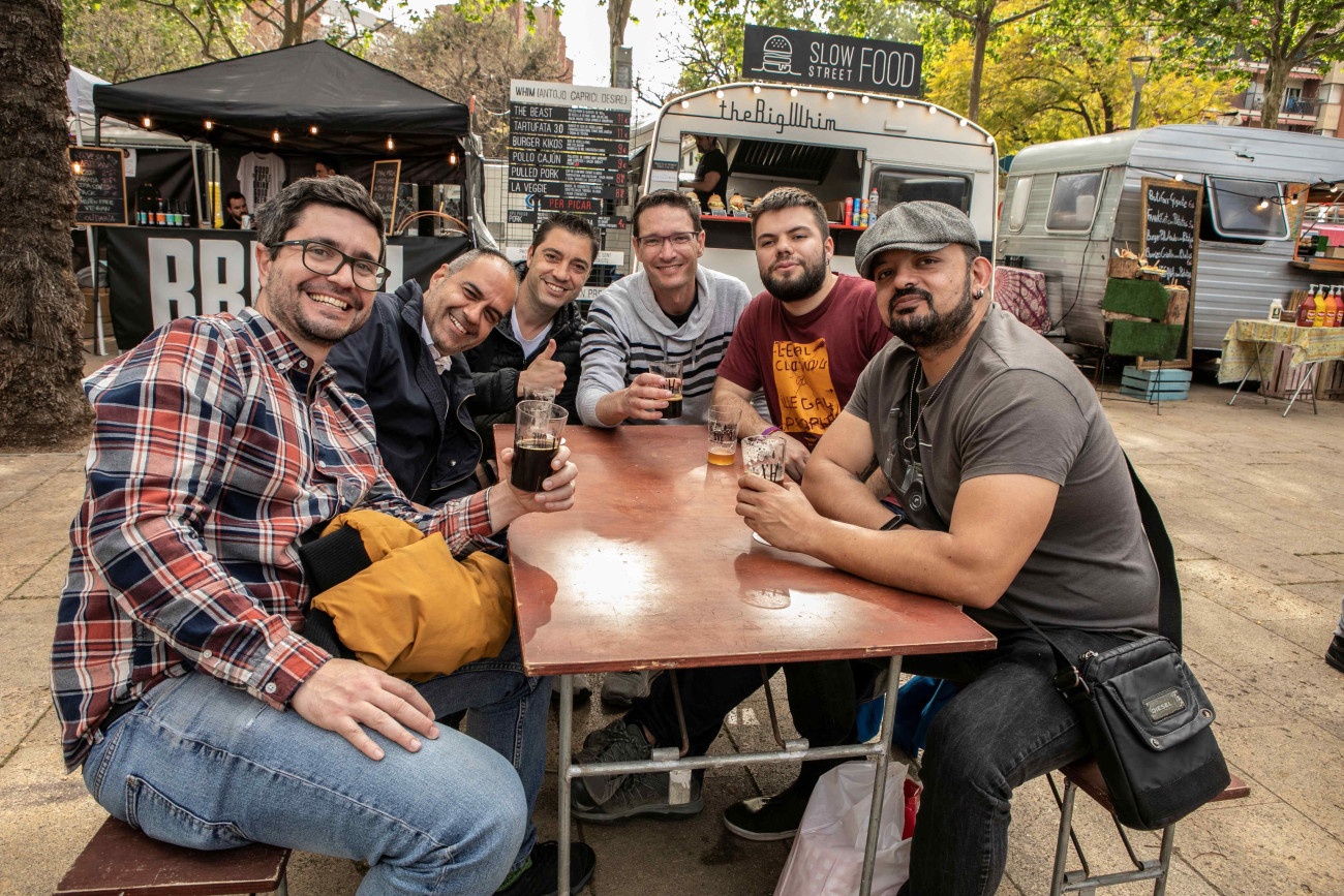 Grupos de amigos del resto del Baix Llobregat y de Barcelona acuden a la cita anual con los artesanos