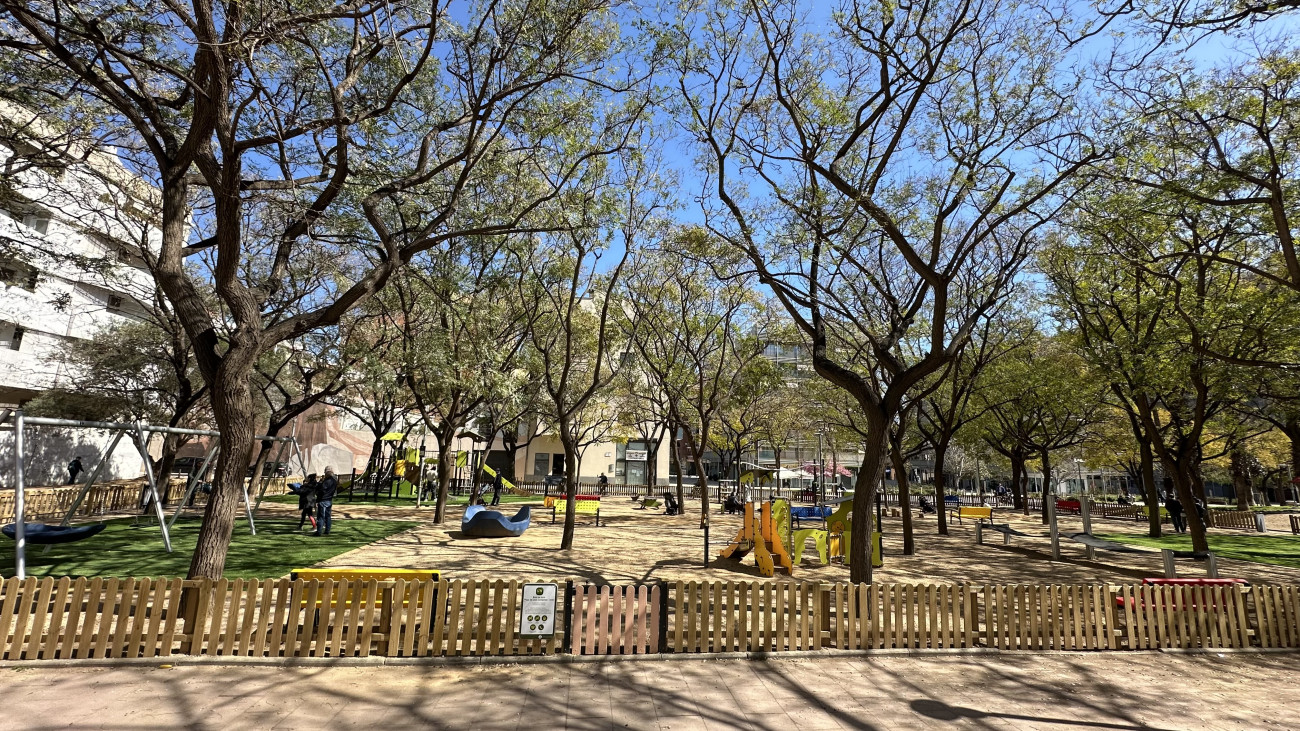 La plaza de Lluís Companys i Jover, donde se celebrará la feria, ha renovado recientemente el área infantil