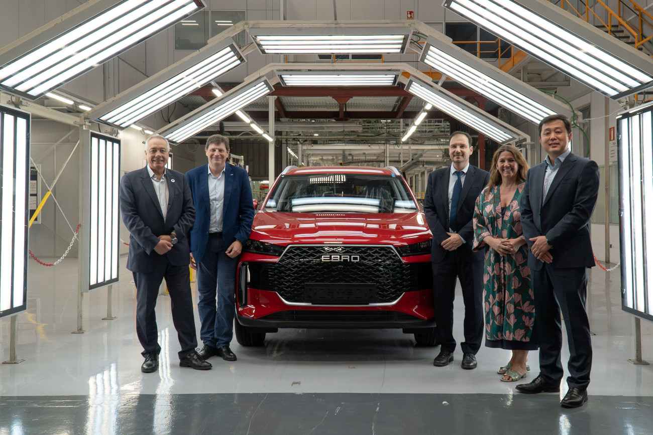 El delegat especial del Govern al Consorci de la Zona Franca, Pere Navarro, i la directora general, Blanca Sorigué, en una visita a la factoria d’EBRO, junt amb Rafael Ruiz, president de la companyia; Pedro Calef, CEO i Johnson Xu, vicepresident