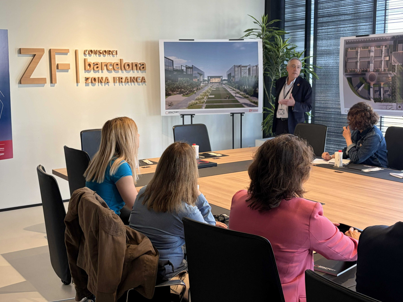 Pere Navarro, delegat especial de l’Estat al Consorci de la Zona Franca de Barcelona (CZFB) explica als representants de les Cambres europees de primera mà el model DFactory com a motor de la indústria 4.0 i porta d’entrada a la indústria 5.0.