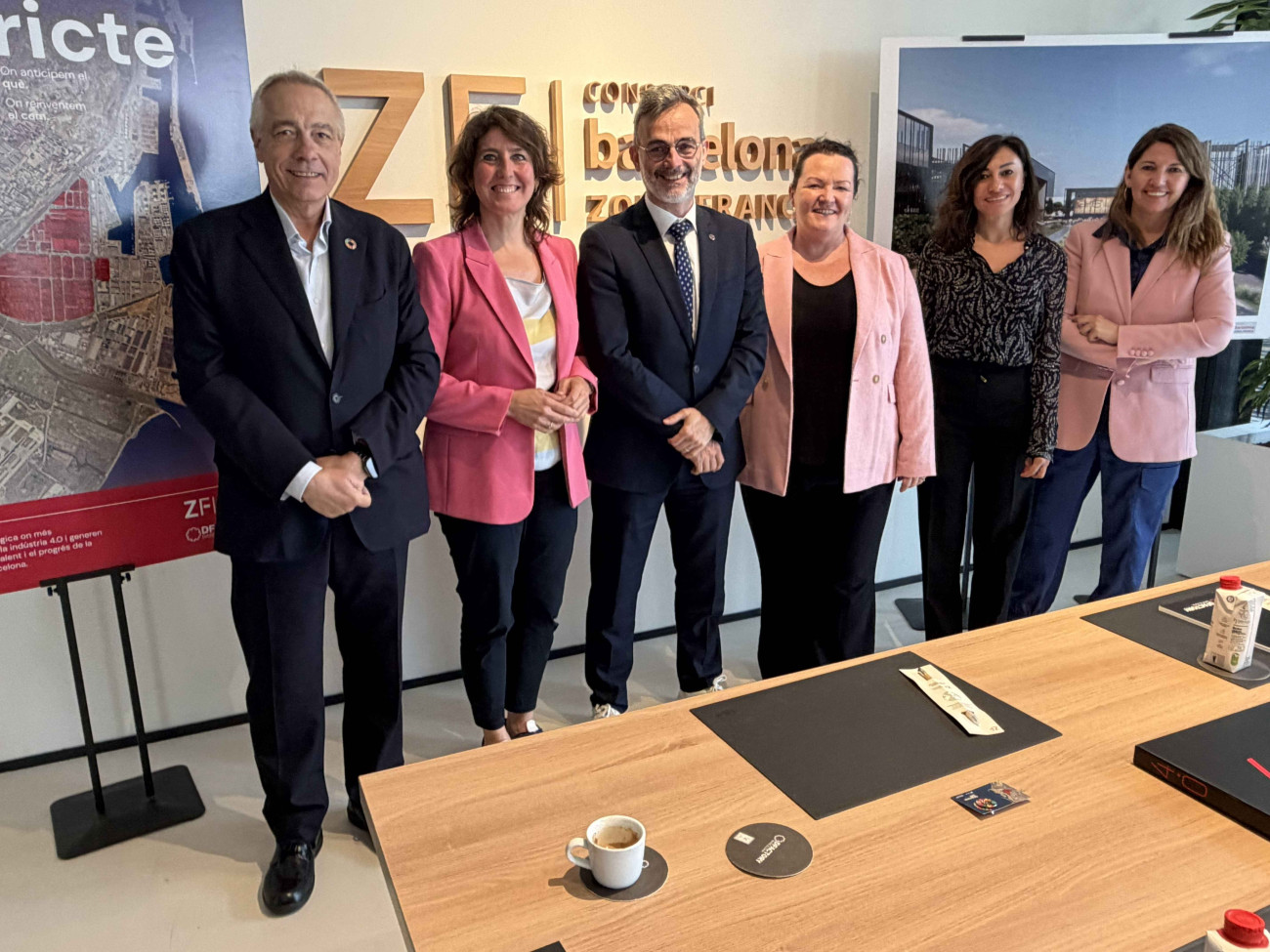 Pere Navarro, a l’esquerra, i la directora general del CZFB, Blanca Sorigué, amb els representants de les Cambres alemanya, britànica, italiana i francesa