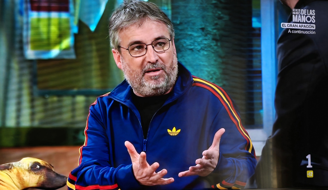 Jordi Évole lució un chándal revival de la selección española de fútbol durante su participación en La Revuelta de TVE