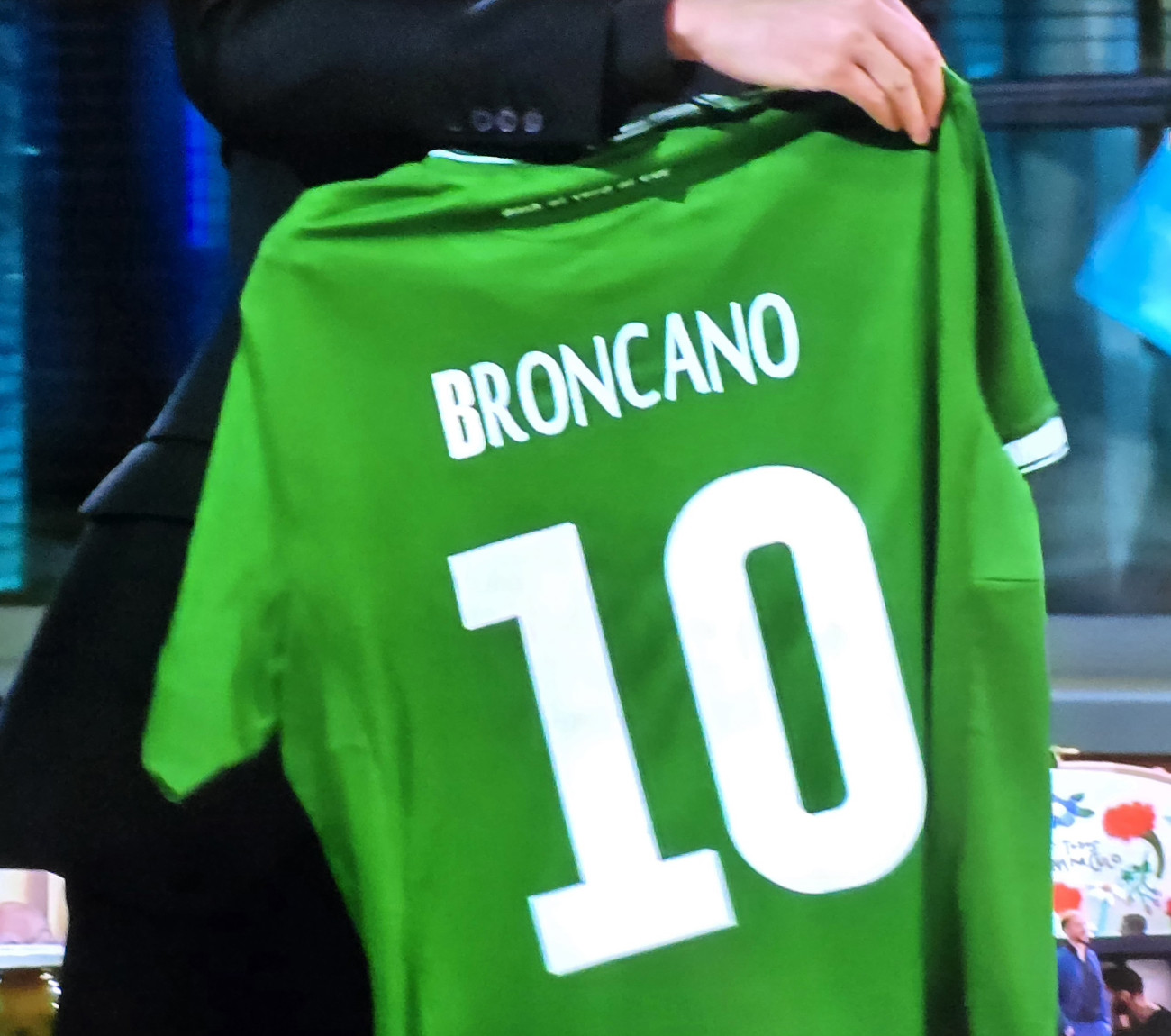 La camiseta de la UE Cornellà que regaló Évole a Broncano luce en el dorsal el apellido del presentador de La Revuelta