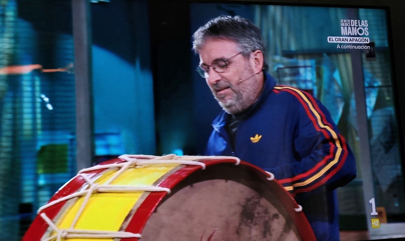 Jordi Évole tocó el bombo del programa vestido con su chándal revival de la selección española de fútbol, emulando a Manolo el del Bombo, pero congeló la risa de Broncano al animar La Sexta