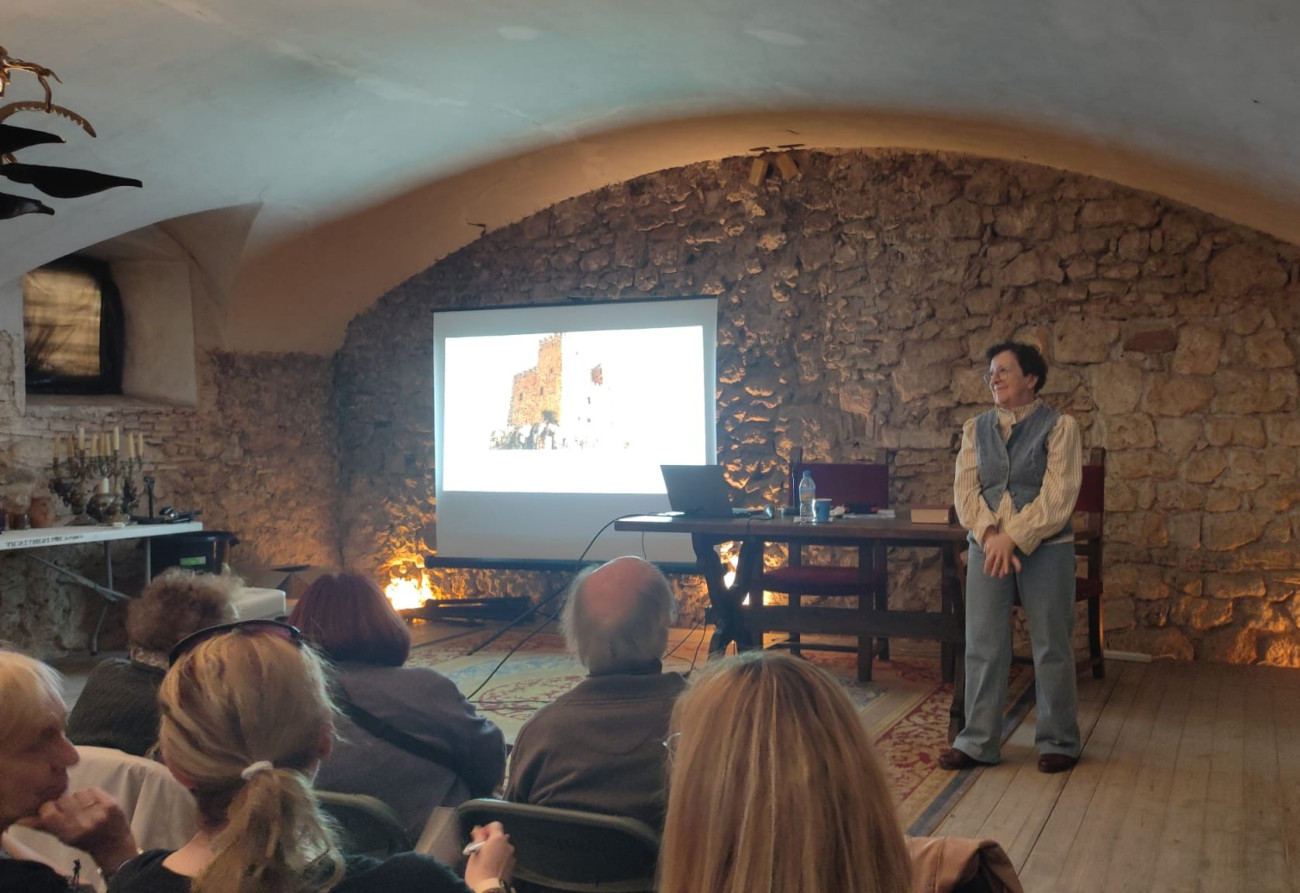 A les masmorres del castell del Papiol, la doctora en història de l’art Montserrat Pagès i Paretas, ha ofert una conferència  (Foto Joana Rodriguez)