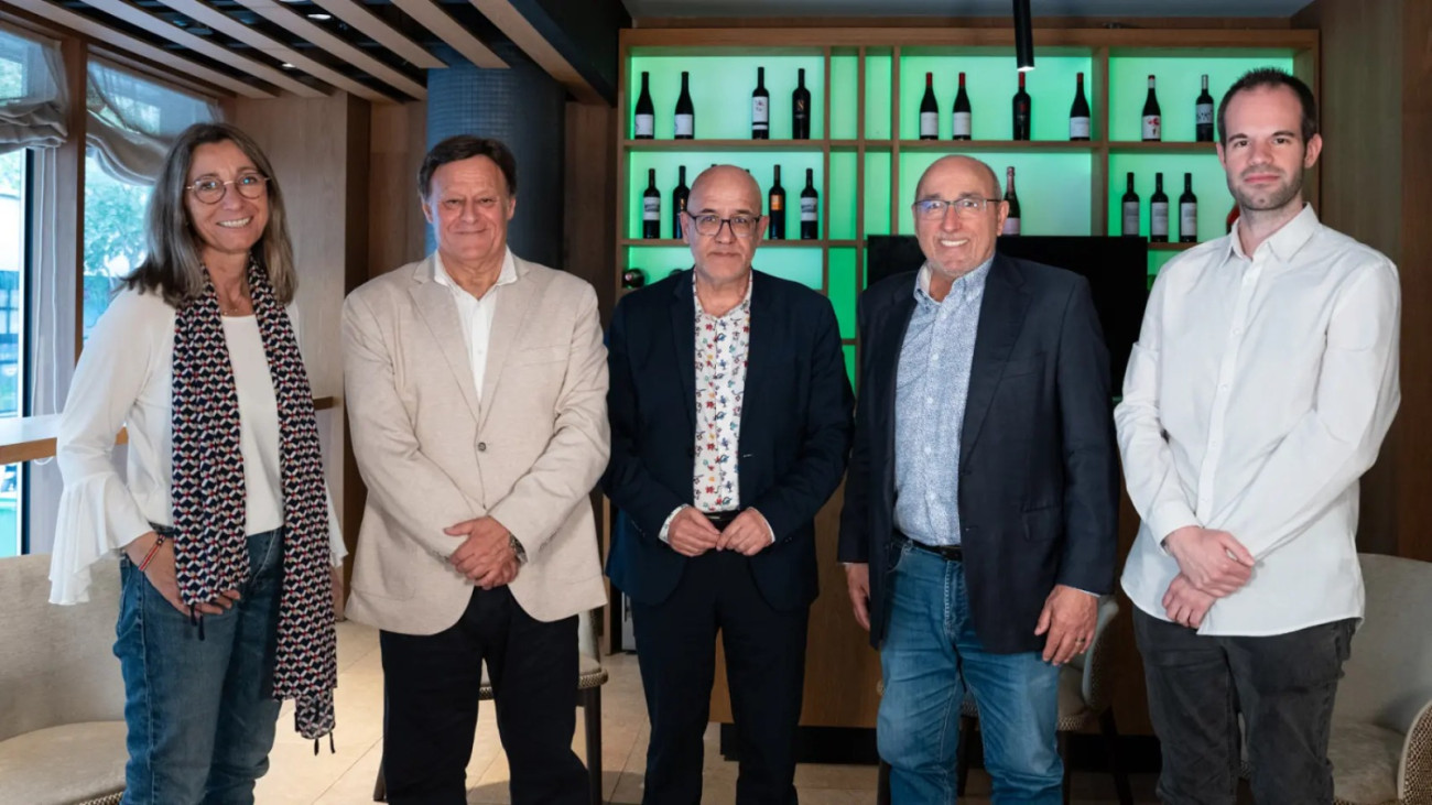 Ramon Lamiel, flanquejat pels entrevistadors de “Els Diàlegs de Metrópoli”, d’esquerra a dreta, Iva Anguera, Carlos Losada, el director general de l’SCT, Joan Carles Valero i Rubén Pacheco
