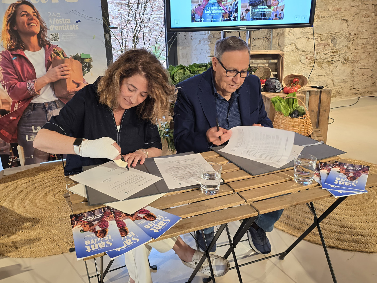 L’alcaldessa ha signat com ha pogut el conveni amb la Cooperativa, ja que aquest cap de setmana va tenir un accident i s’ha trencat un dit de la mà dreta i ella és destra