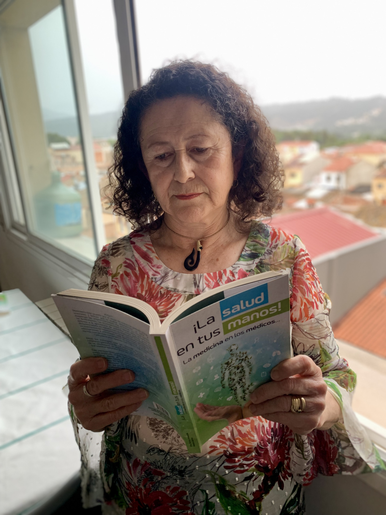  La doctora de Abrera que ejerce en Cornellà, con su libro