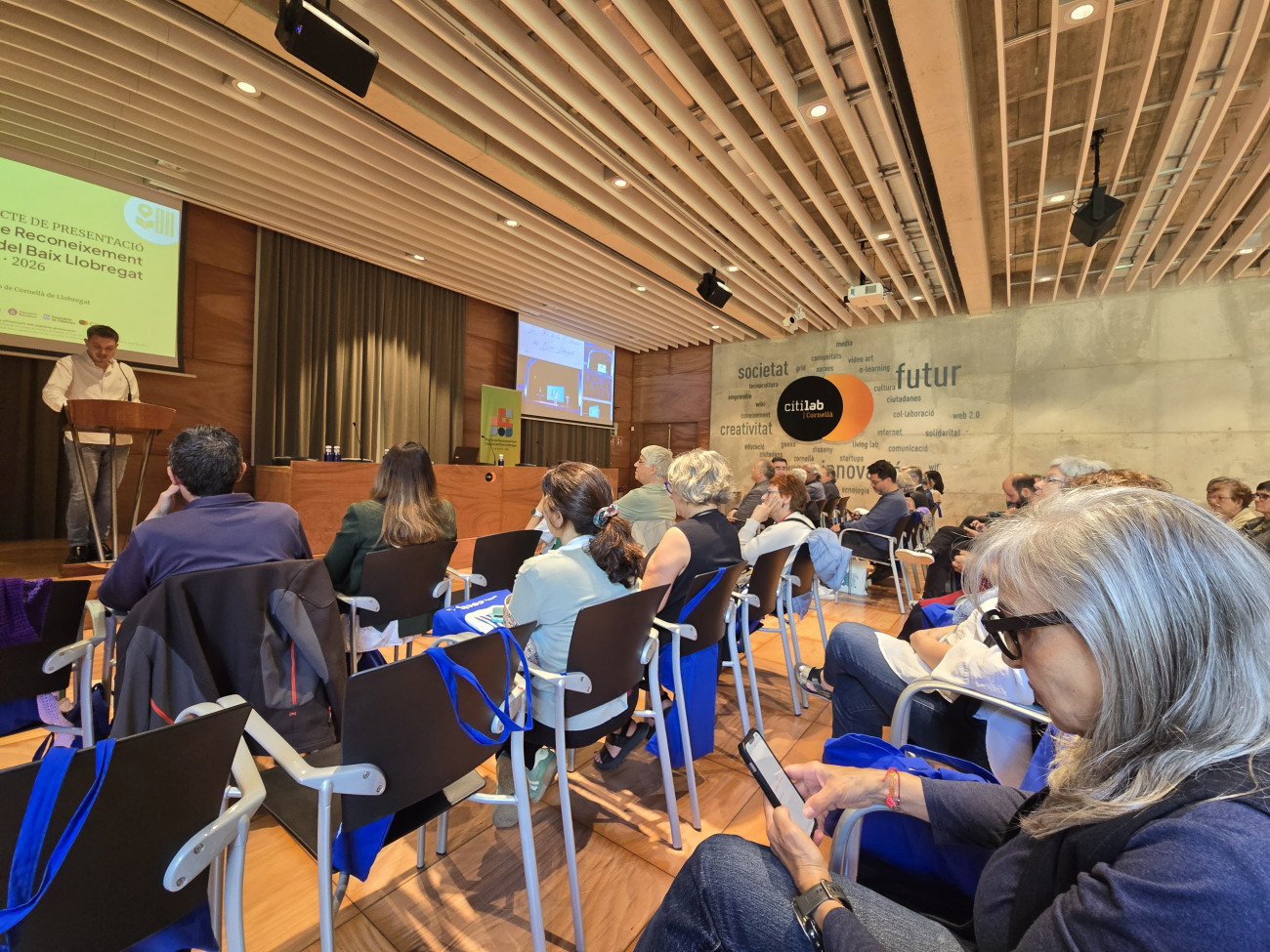  Aspecto del público asistente a la presentación de los Premios en el auditorio de CitiLab de Cornellà que lleva el nombre de Vicenç Badenes, impulsor de este laboratorio tecnológico urbano