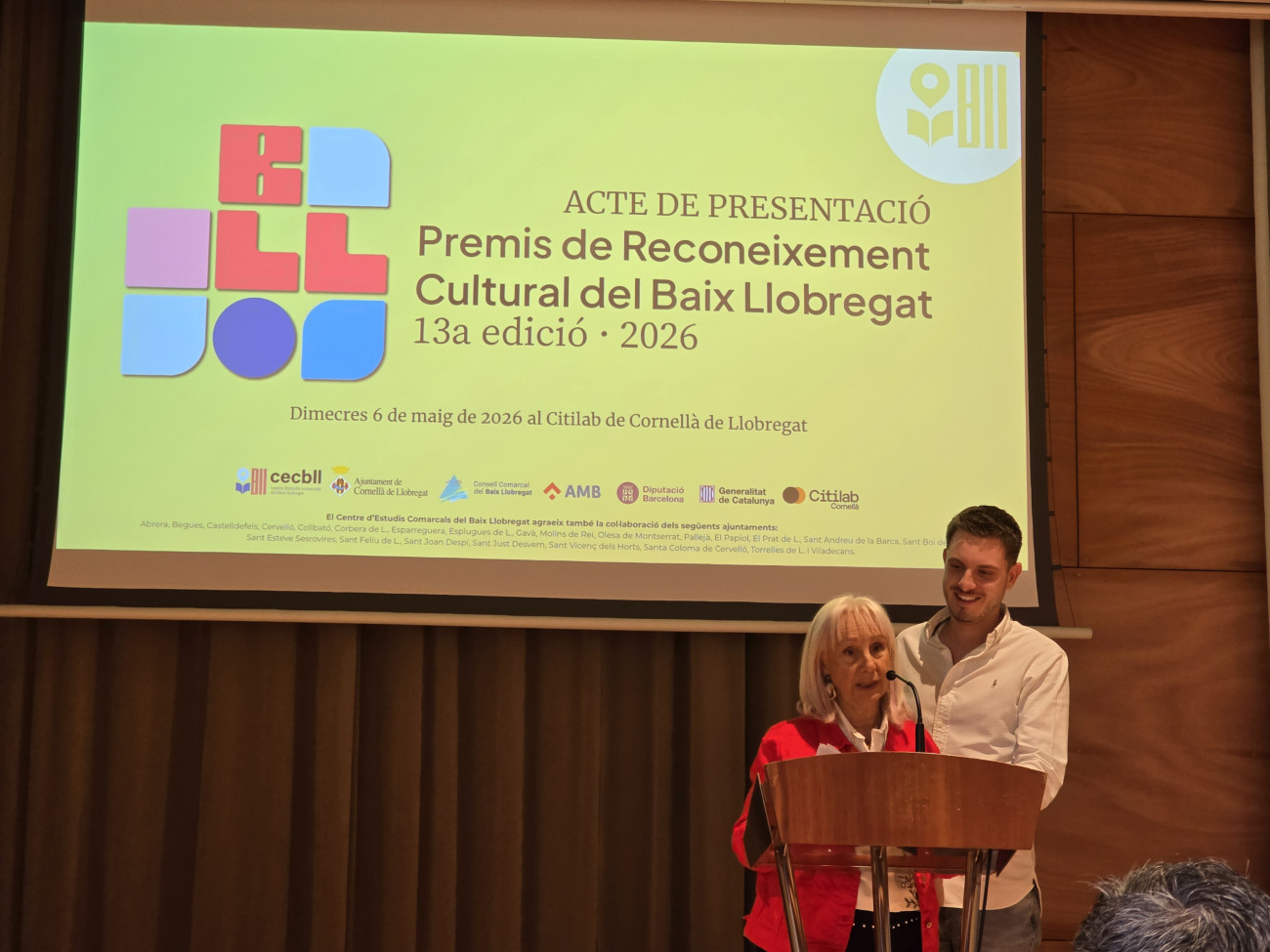  El concejal de Cultura del Ayuntamiento de Cornellà, Ot García, junto a Conxita Sánchez, miembro de la junta directiva del CECBLL y responsable de los Premis de Reconeixement