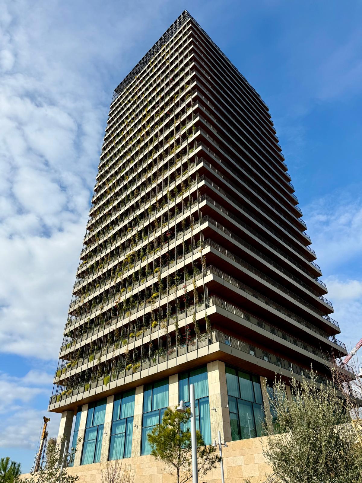 La torre aixecada a l’inici de la Diagonal a Esplugues és la primera d’un conjunt urbanístic que, a parer de l’arquitecte Enric Batlle, “és La Défense parisenca a Barcelona”, un nou eix de centralitat metropolitana