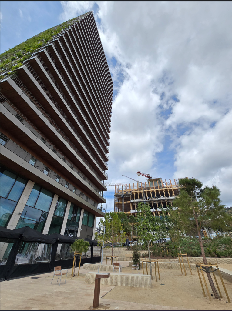 Junt a la torre que ja és un hotel s’aixeca amb fusta el futur Centre de Medicina de Precisió de Sant Joan de Déu (SJD), pioner a Espanya destinat a malalties pediàtriques rares