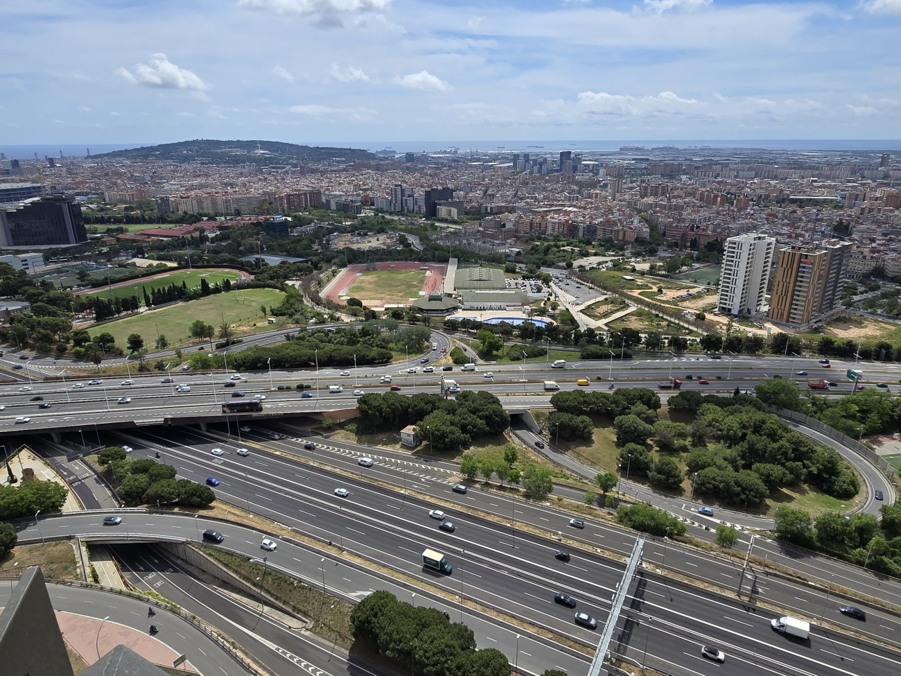Des de la planta 22 de la torre es divisen els terrenys de les instal·lacions esportives de la Universitat de Barcelona on s’aixecarà el nou Hospital Clínic, a l’altra banda de la Diagonal