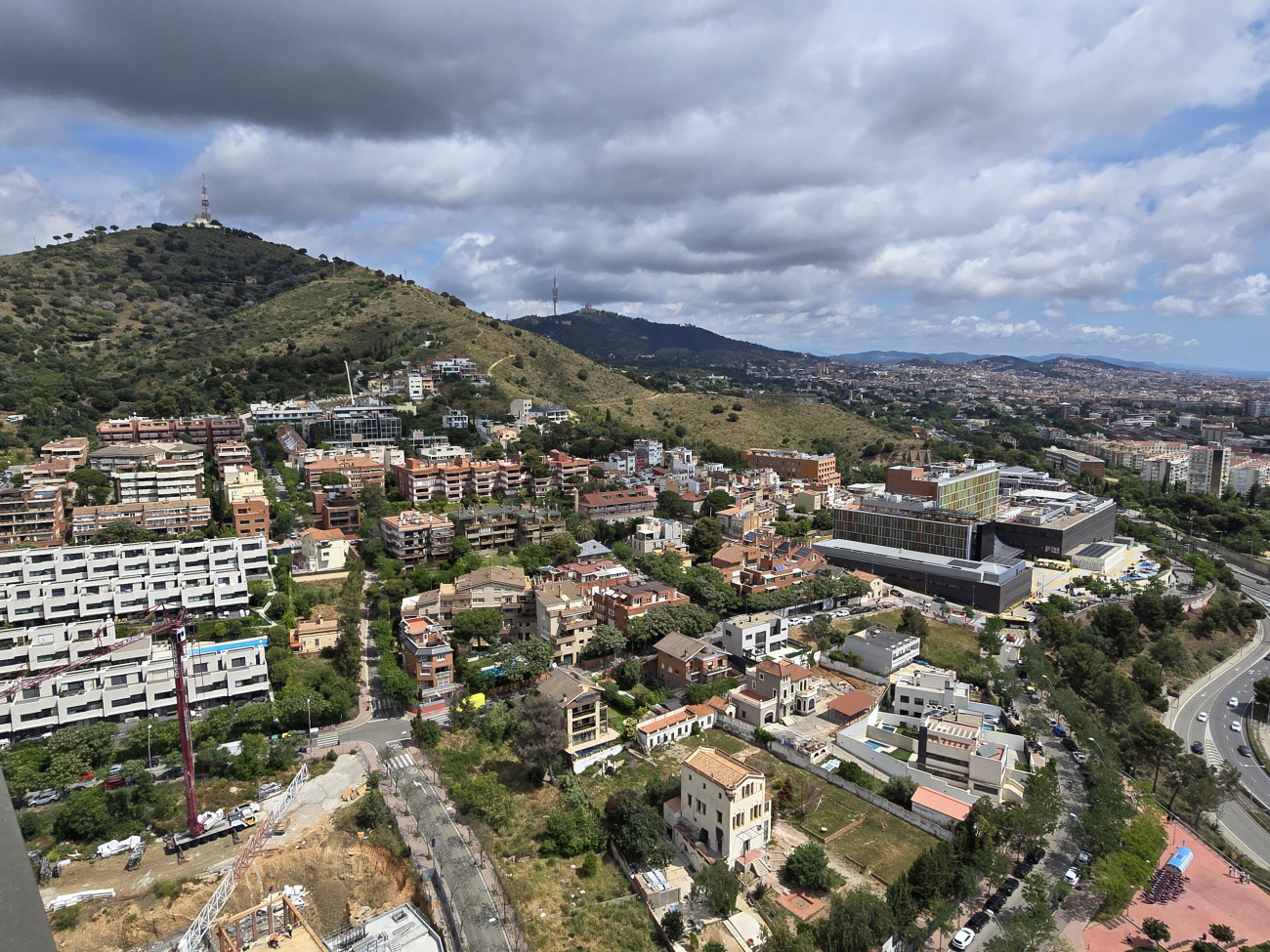 Vista de Finestrelles des del “rooftop” d’aparto Diagonal Suites, on destaca el colorista hospital infantil de Sant Joan de Déu