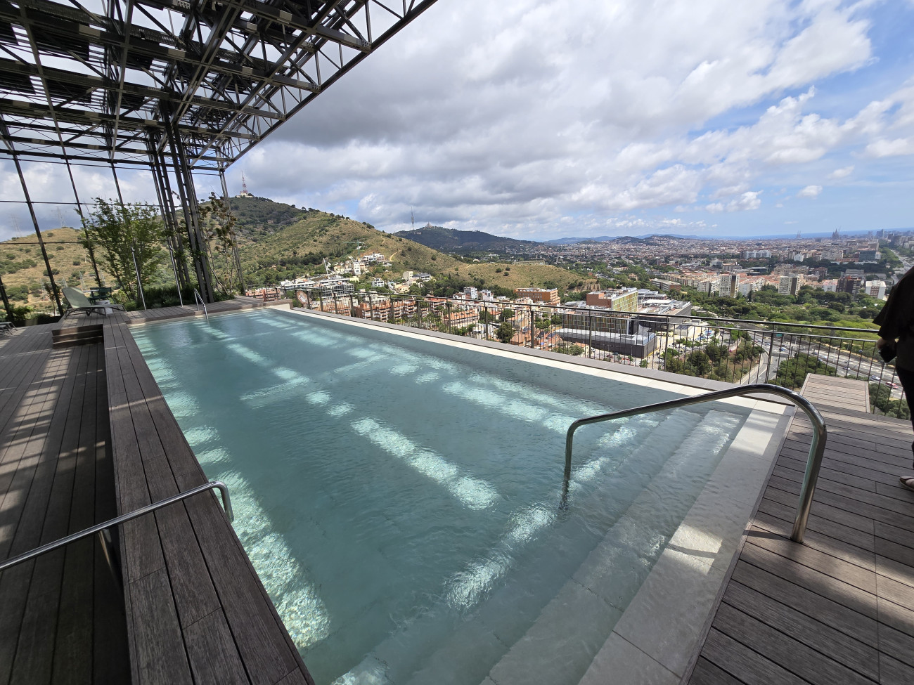 La piscina que corona l’edifici de cent metres d’alçada és un dels equipaments de l’hotel