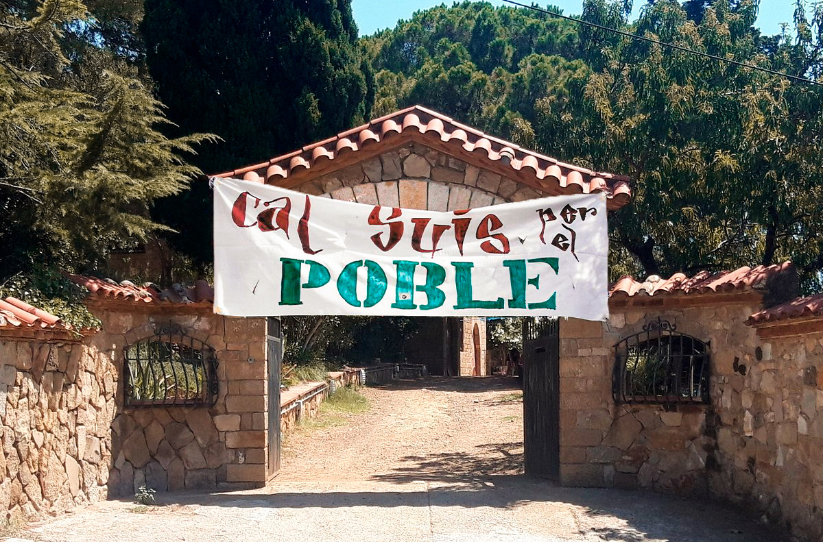 La masia de Cal Suís, a Finestrelles, és símbol de l’oposició veïnal que durant les últimes dècades s’ha mobilitzat en contra del desenvolupament urbanístic a la zona