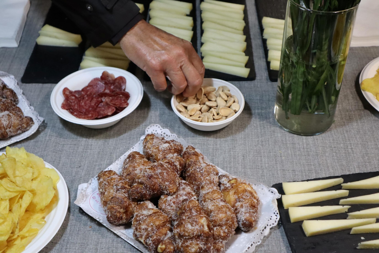 El acto concluyó con una merienda que incluía unos magníficos xuixos de Banyoles, entre otras viandas, todo ello regado con una exquisita cerveza artesanal de Sitges. Foto Iona Quesada