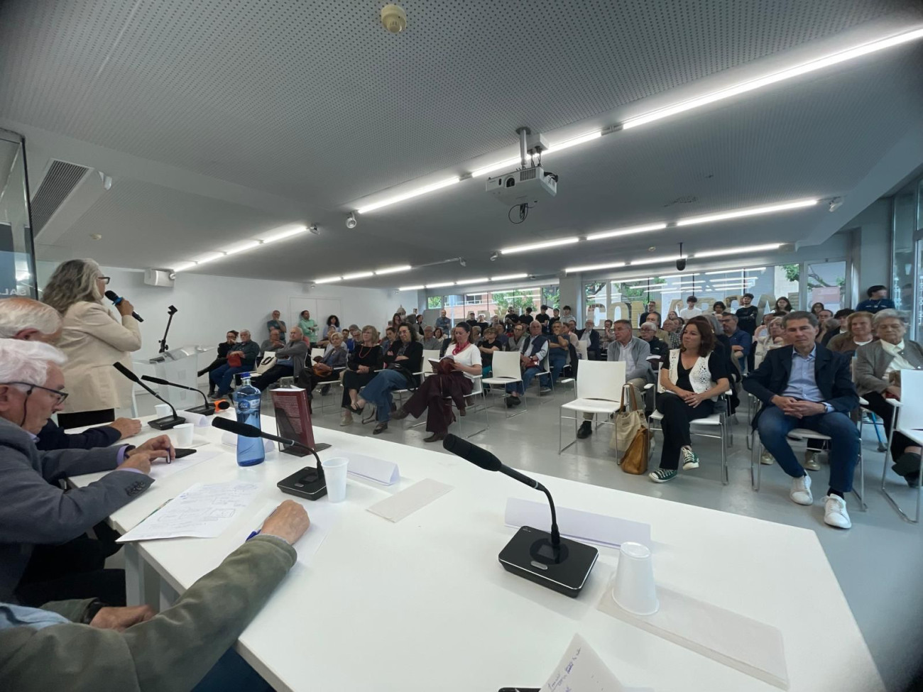 Un centenar de personas han participado en la presentación del libro que relata los años cruciales del sindicalismo en el Baix Llobregat en la empresa más importante del territorio