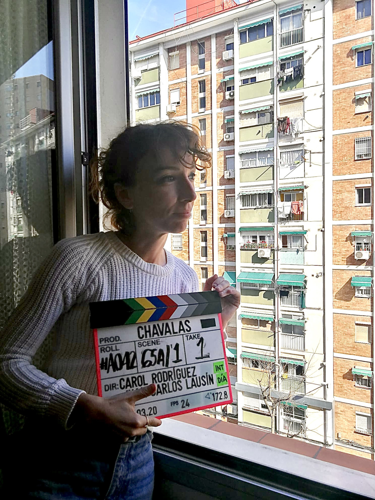 Carol Rodríguez en una escena en un pis de Sant Ildefons de Cornellà on va rodar la seva primera pel·lícula, l’exitosa “Chavalas”