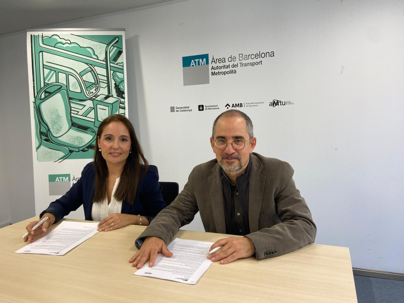 Han signat l’acord María Tena, directora de Logística i Transport d’AECOC, i Manuel Valdés, director general de l’ATM