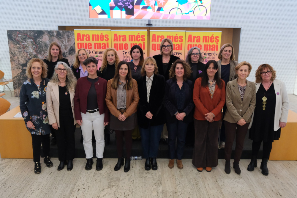La comarca del Baix Llobregat es la que tiene más alcaldesas. En la imagen aparecen las actuales durante la reciente presentación del séptimo Congreso de las Mujeres del Baix