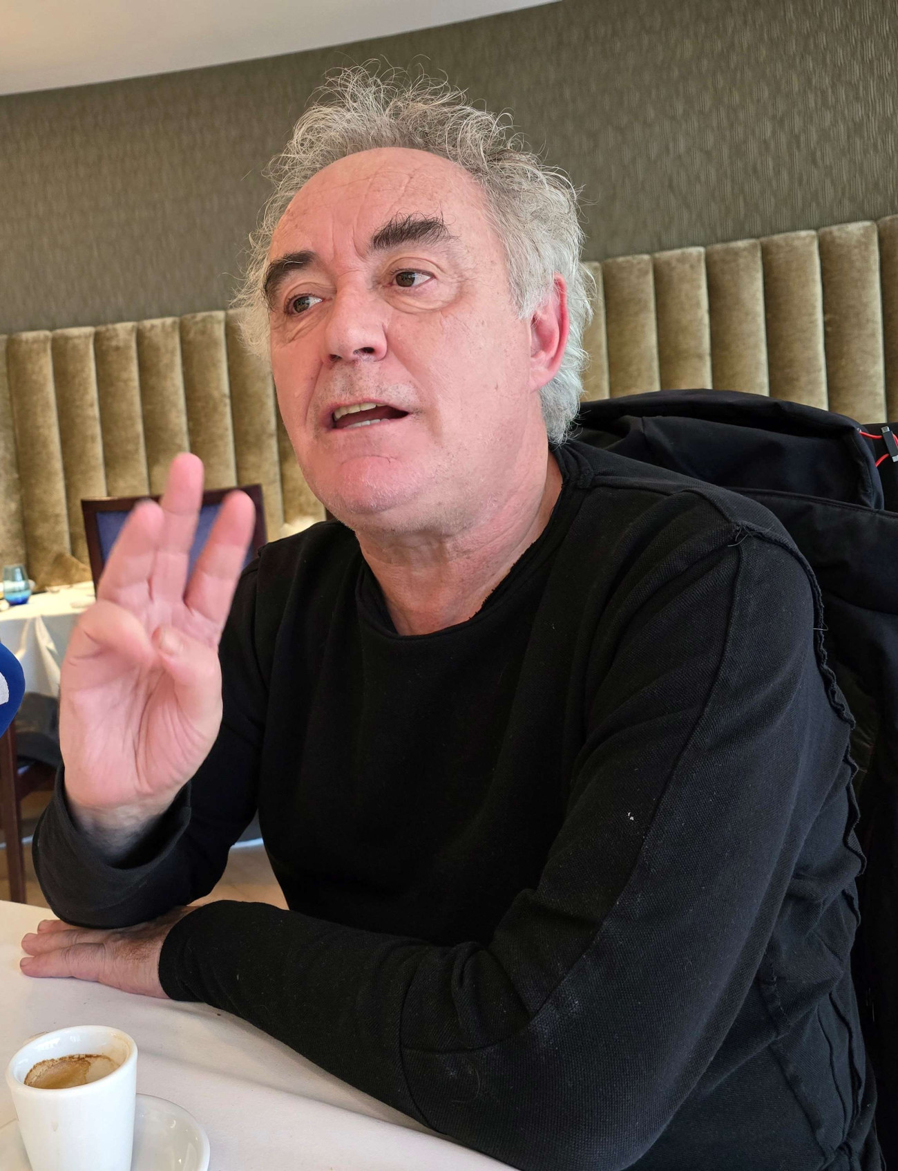  Ferran Adrià comenzó como lavaplatos en el restaurante Embarcadero, cuando sólo tenía 17 años. Fue su primer contacto con el sector de la restauración