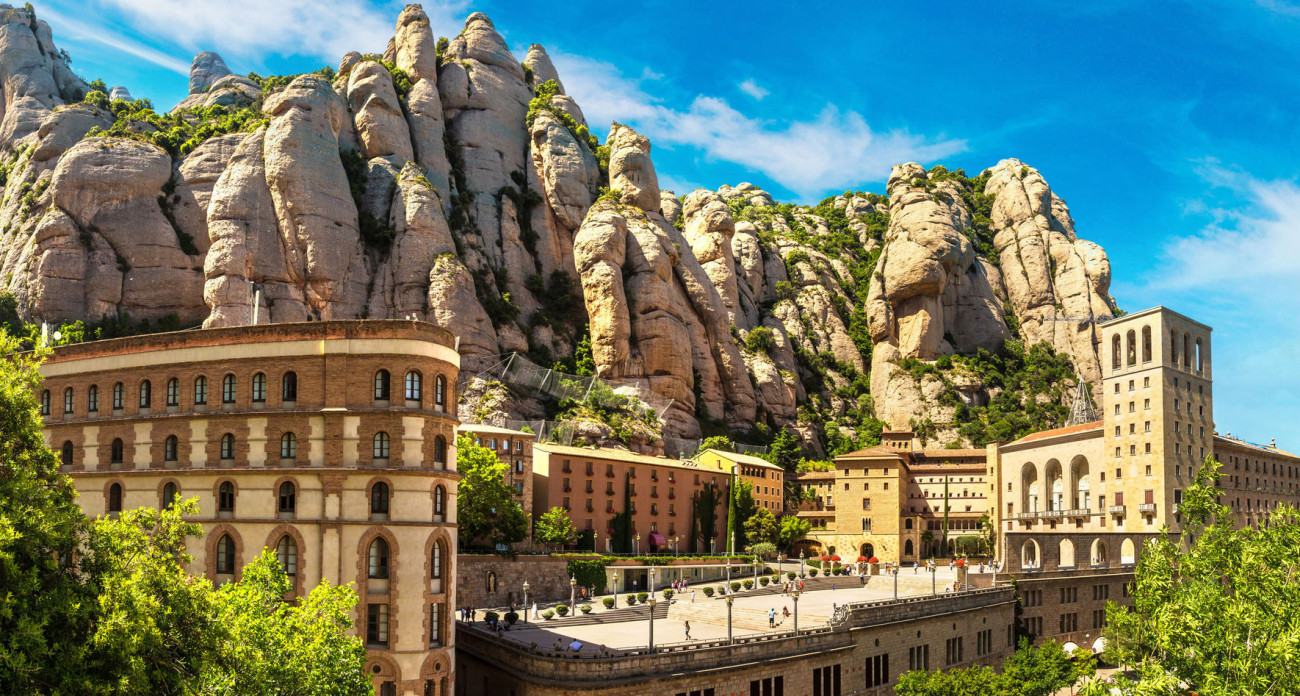 Aunque la abadía de Montserrat no se encuentra administrativamente en el Baix Llobregat, nadie discute su influyo comarcal, sobre todo en las poblaciones del norte
