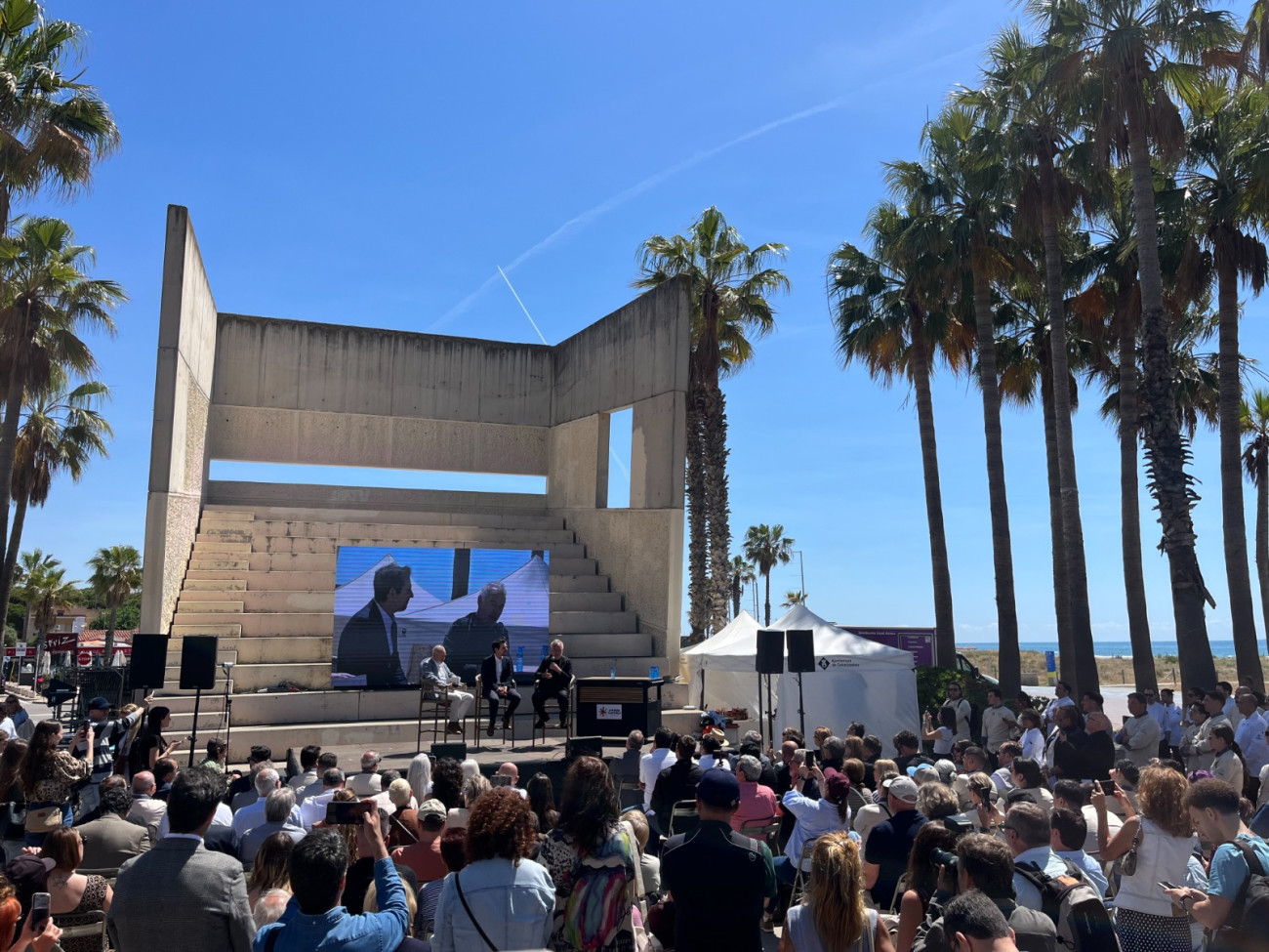 El acto de homenaje a Ferran Adrià se ha celebrado frente al mar, en el paseo Marítimo de Castelldefels.