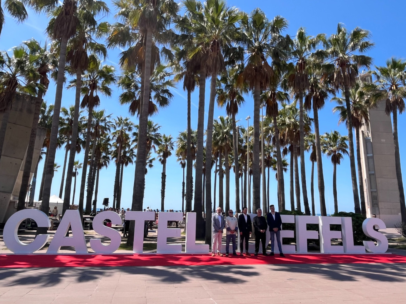 Jordi Tresserras, Manuel Ángel Ortiz Chumillas, Manu Reyes, Ferran Adrià y Guillermo Massana, de izquierda a derecha, posando junto a las letras de Castelldefels.