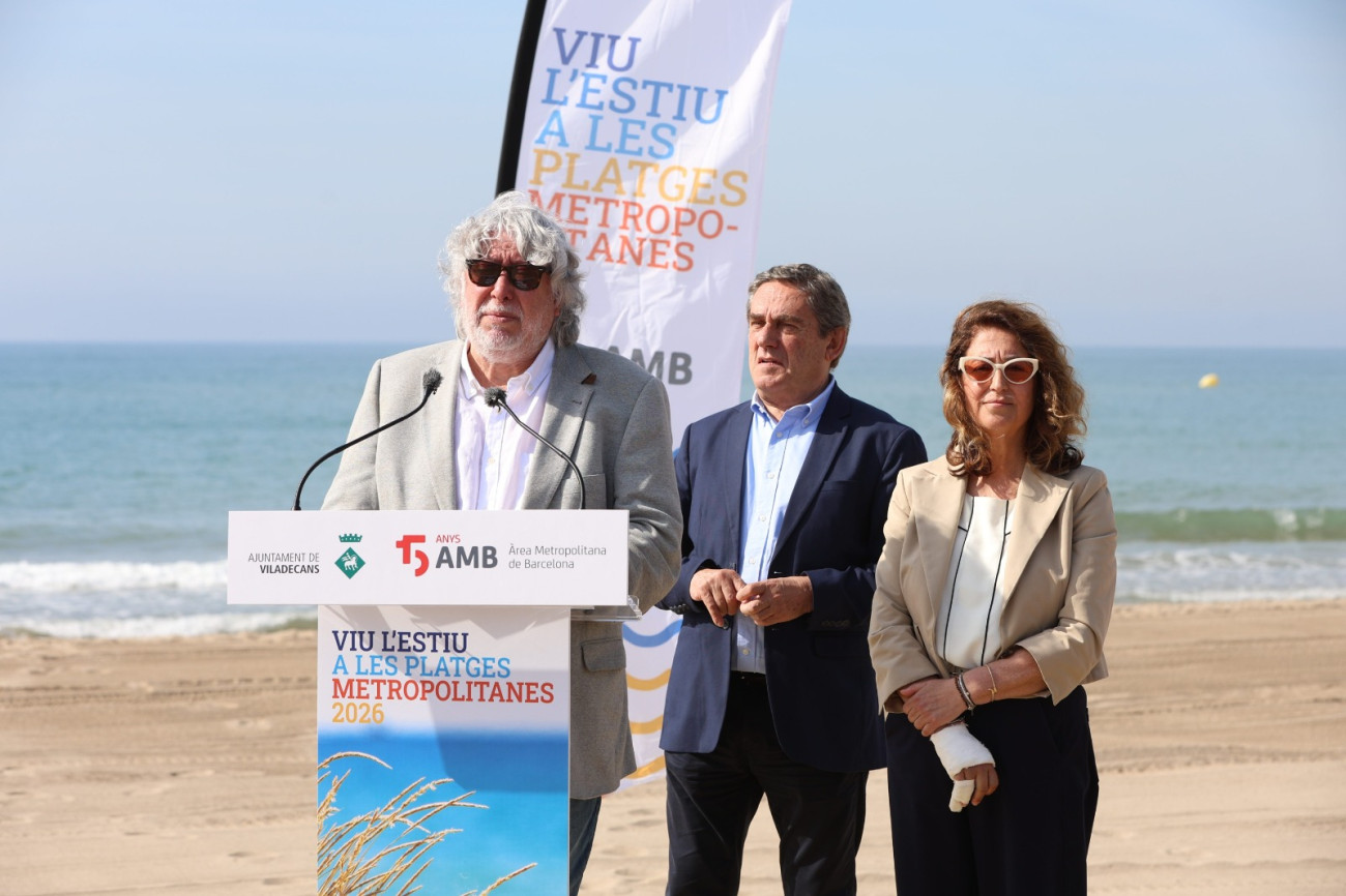Antonio Balmón, vicepresident executiu de l’AMB i alcalde de Cornellà, durant la presentació de la temporada de bany juntament amb Ramon Torra i Olga Morales.