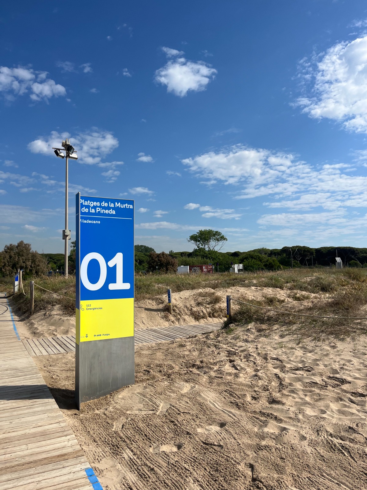 La platja de la Murtra de Viladecans combina espais naturals protegits amb nous accessos i serveis per a la temporada de bany.