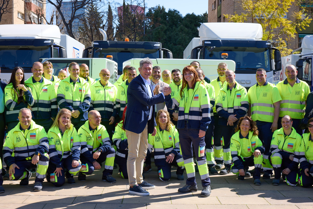L’alcalde Quirós saluda a una representant de la plantilla durant la presentació de la nova flota
