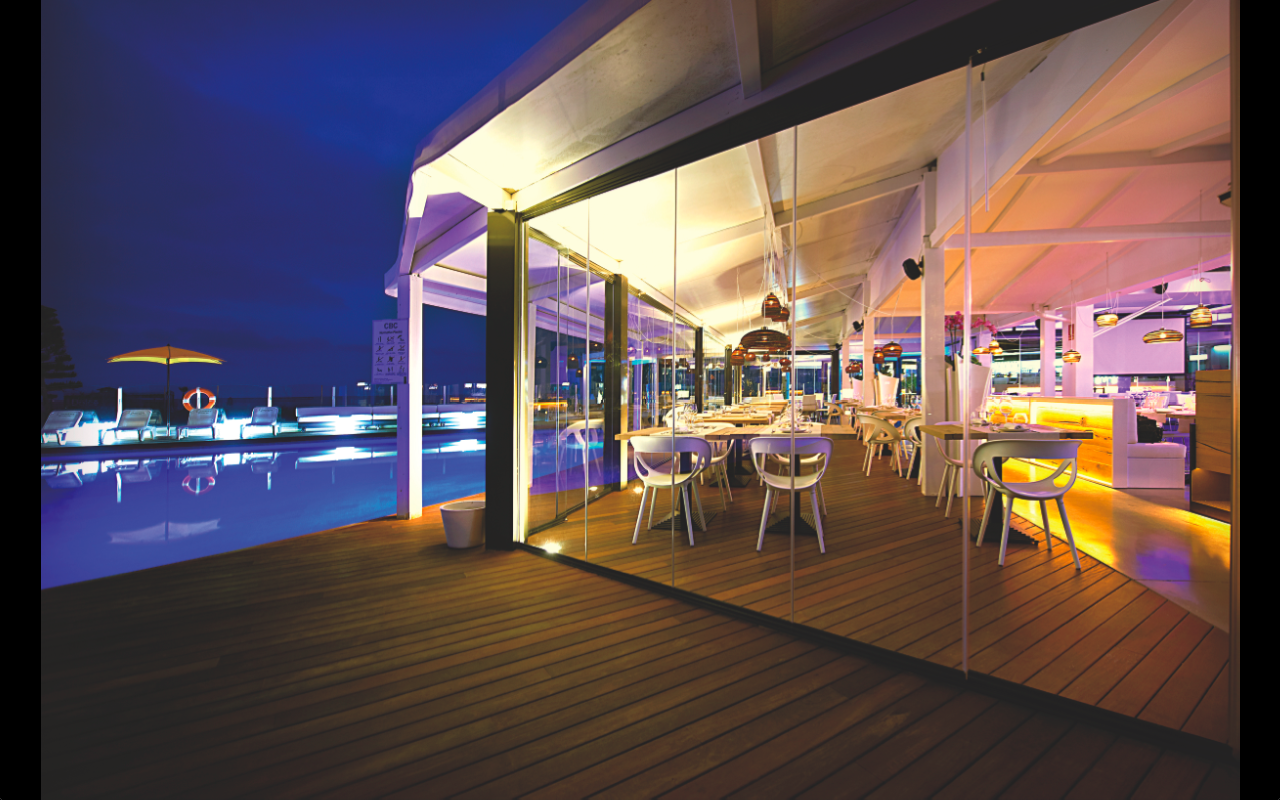 El restaurante dispone de piscina y vistas al Mediterráneo